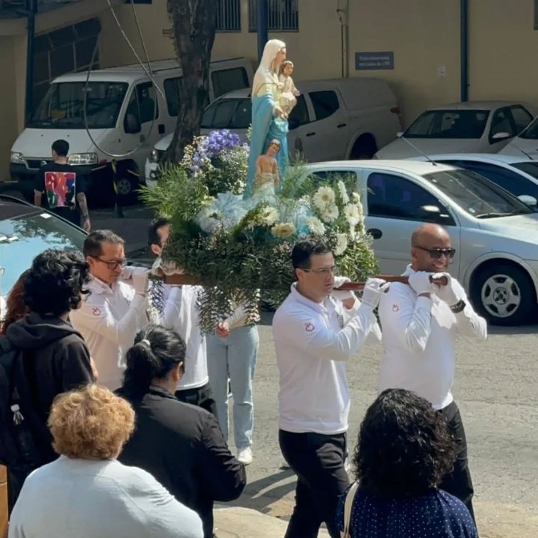 Procissão com a imagem da Padroeira no dia de sua festa