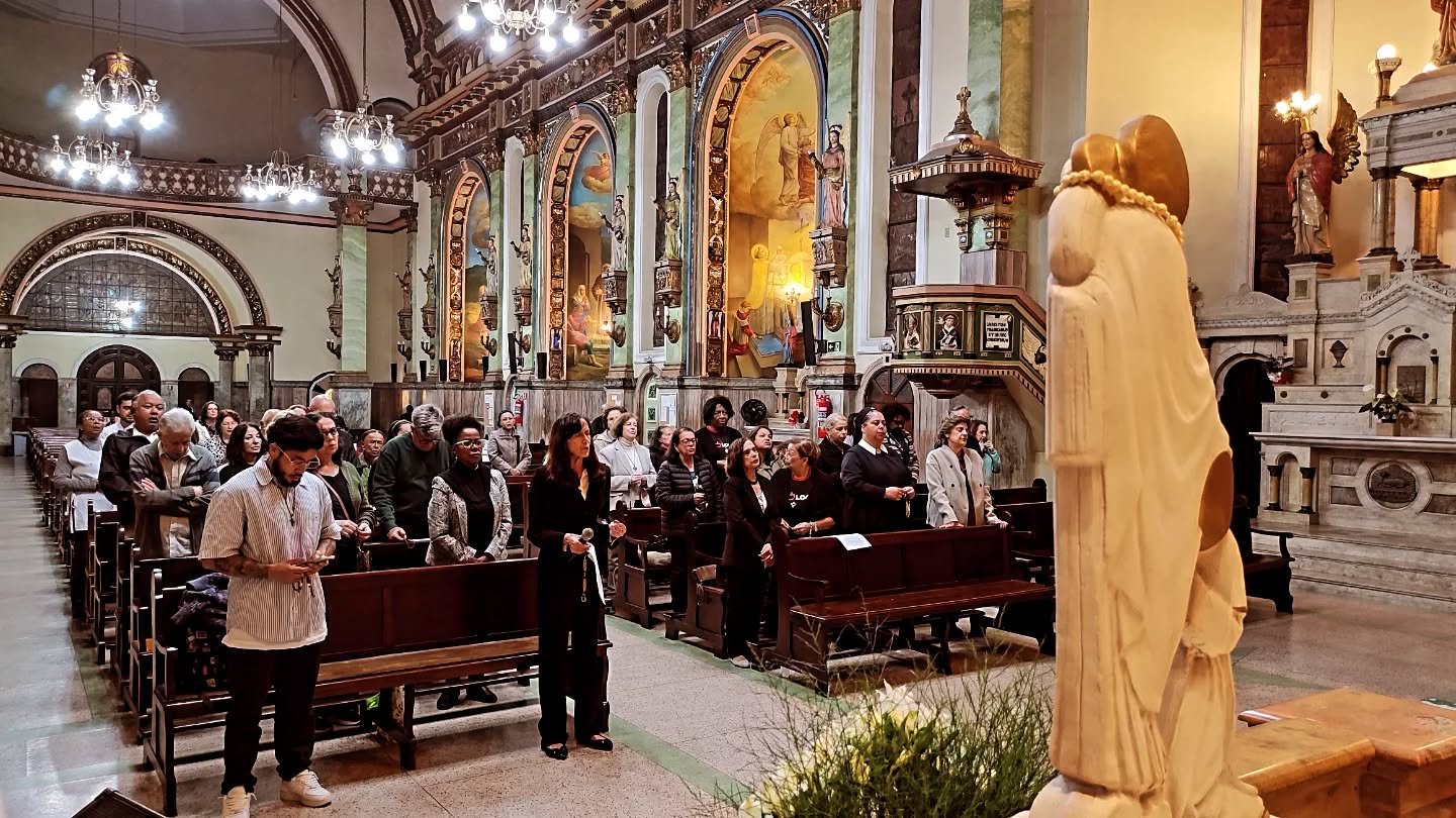 Reunião de pastorais, movimentos e fiéis para rezar o terço no dia de Nossa Senhora do Rosário