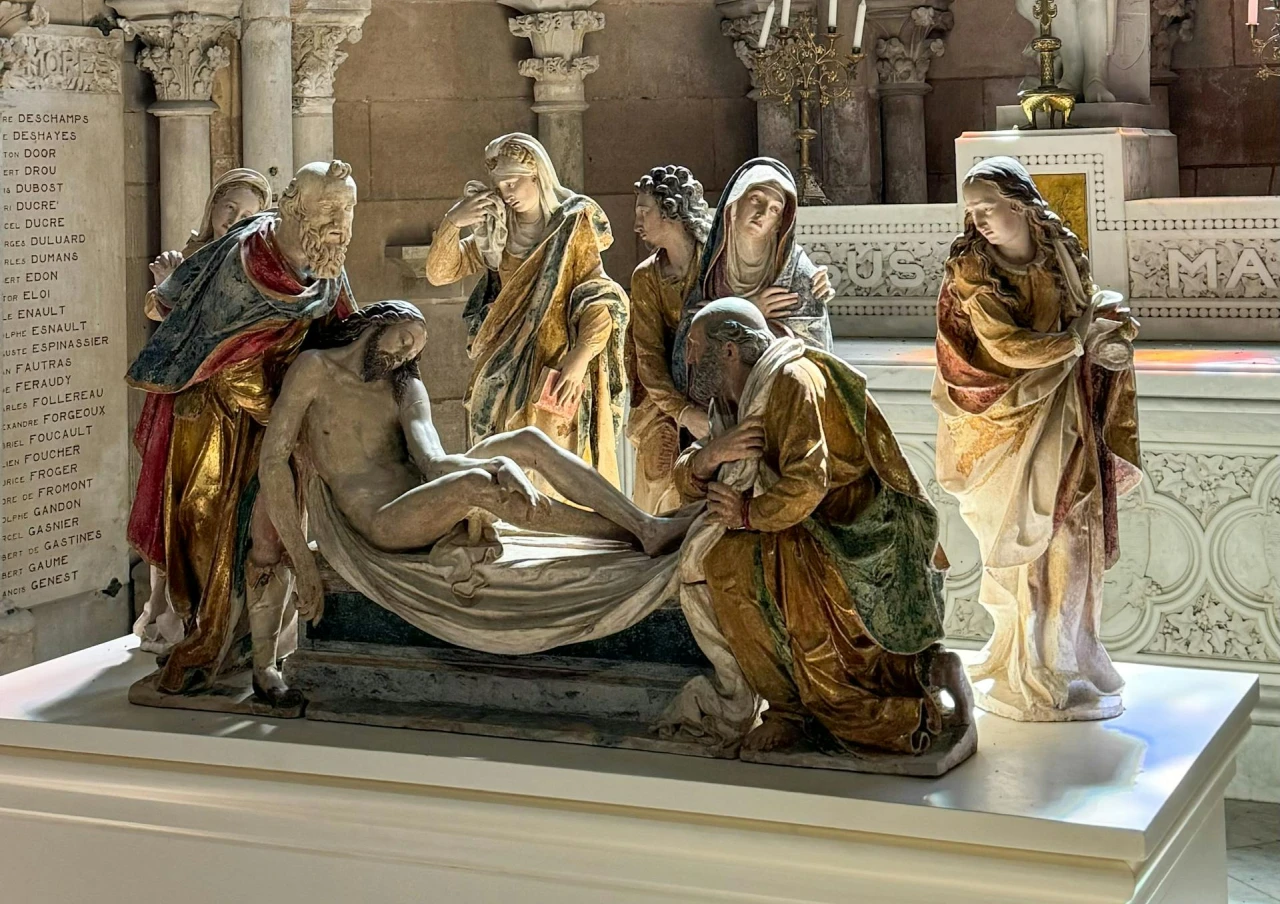 Sábado Santo: Compareça à Vigília Pascal às 19h!